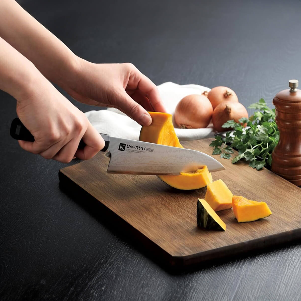 Santokumesser aus Damaststahl von UN-RYU